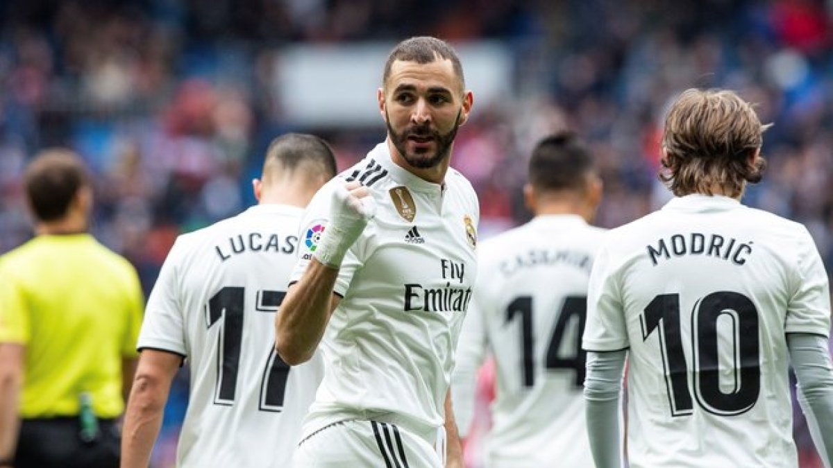 Benzema celebra uno de sus goles ante el Athletic.-EFE