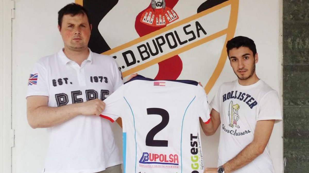 Raúl Corcuera (derecha) posa junto a Carlos Cámara.-