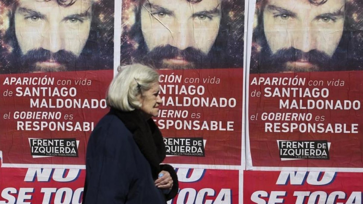 Carteles que reclaman la aparicion con vida de Santiago Maldonado en Buenos Aires.-EFE / DAVID FERNÁNDEZ