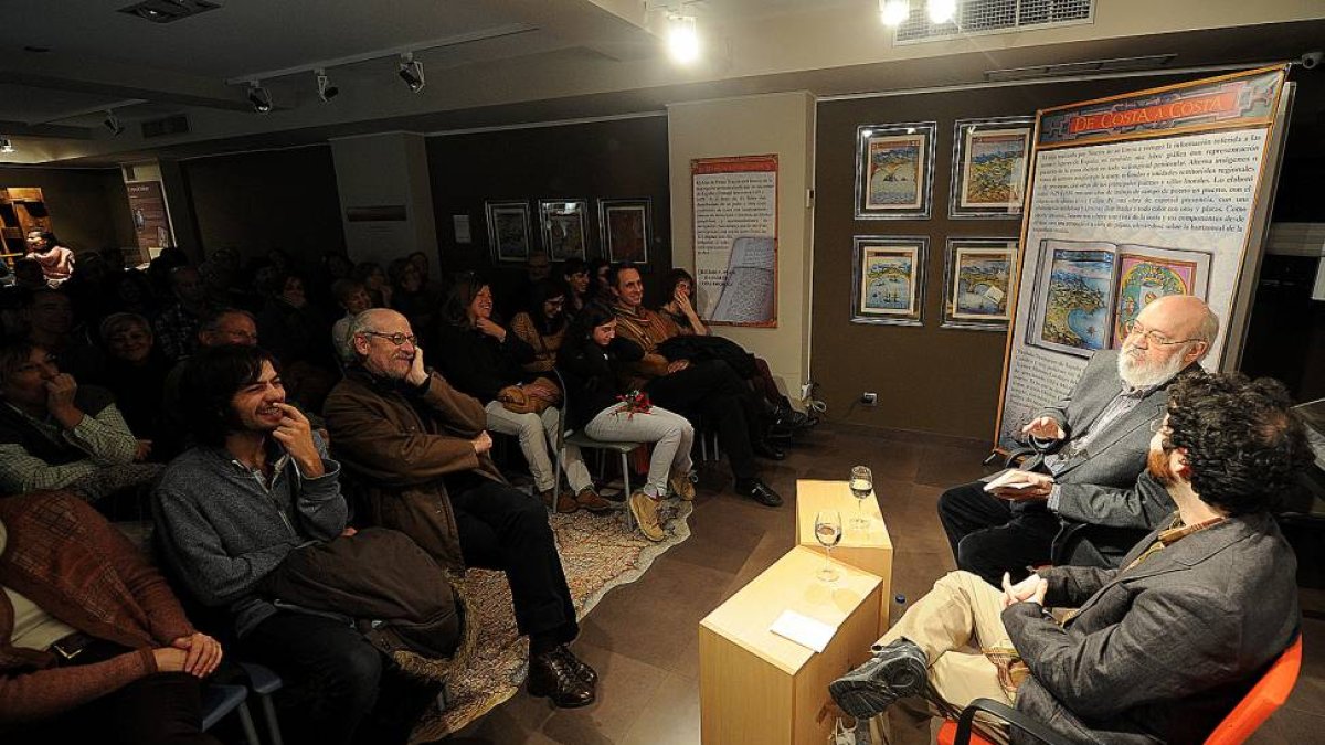 José Luis Cuerda compartió chascarrillos, anécdotas, risas y secretos presentado por David Castro y ante una sala repleta.-Israel L. Murillo