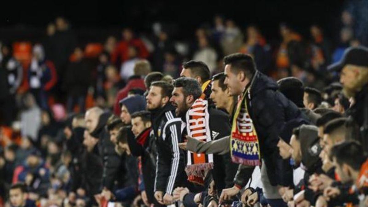 Aficionados del Valencia, durante el partido de Copa contra el Barça.-MIGUEL LORENZO