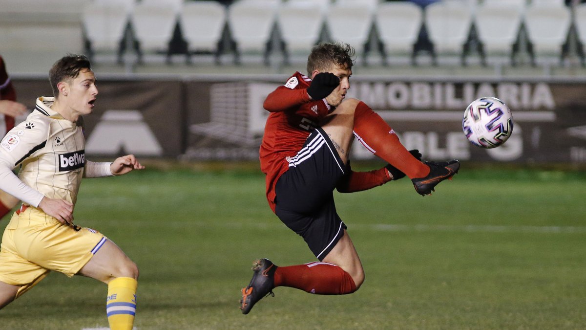 Juanma revolucionó el juego ofensivo del Burgos CF en la segunda mitad. Suyas fueron las mejores ocasiones de gol