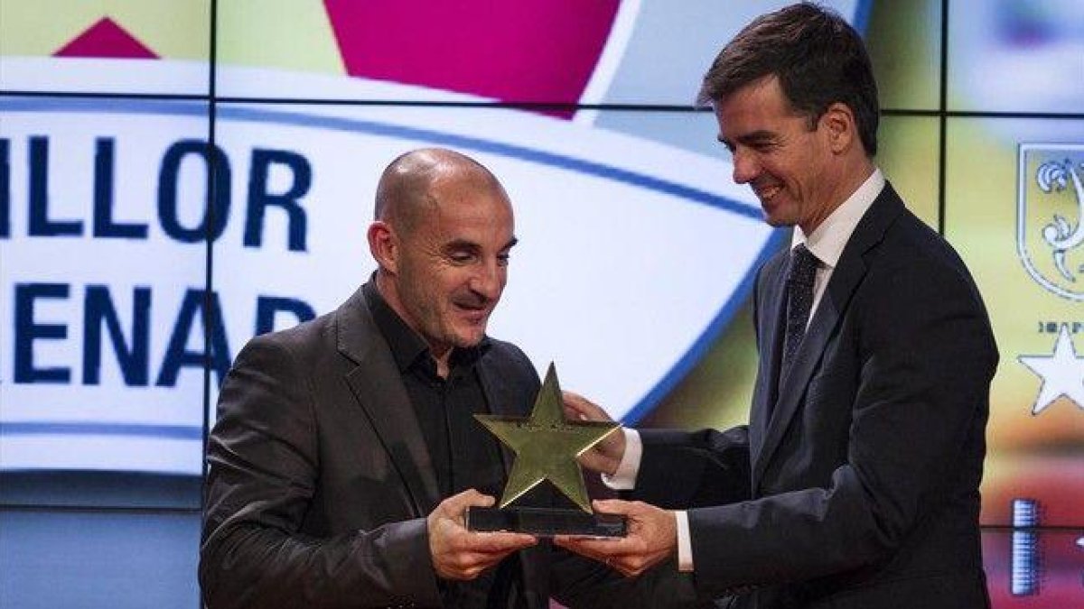 Albert Ferrer recibe el premio al mejor entrenador catalán en noviembre del 2014.-CARLOS MONTAÑÉS
