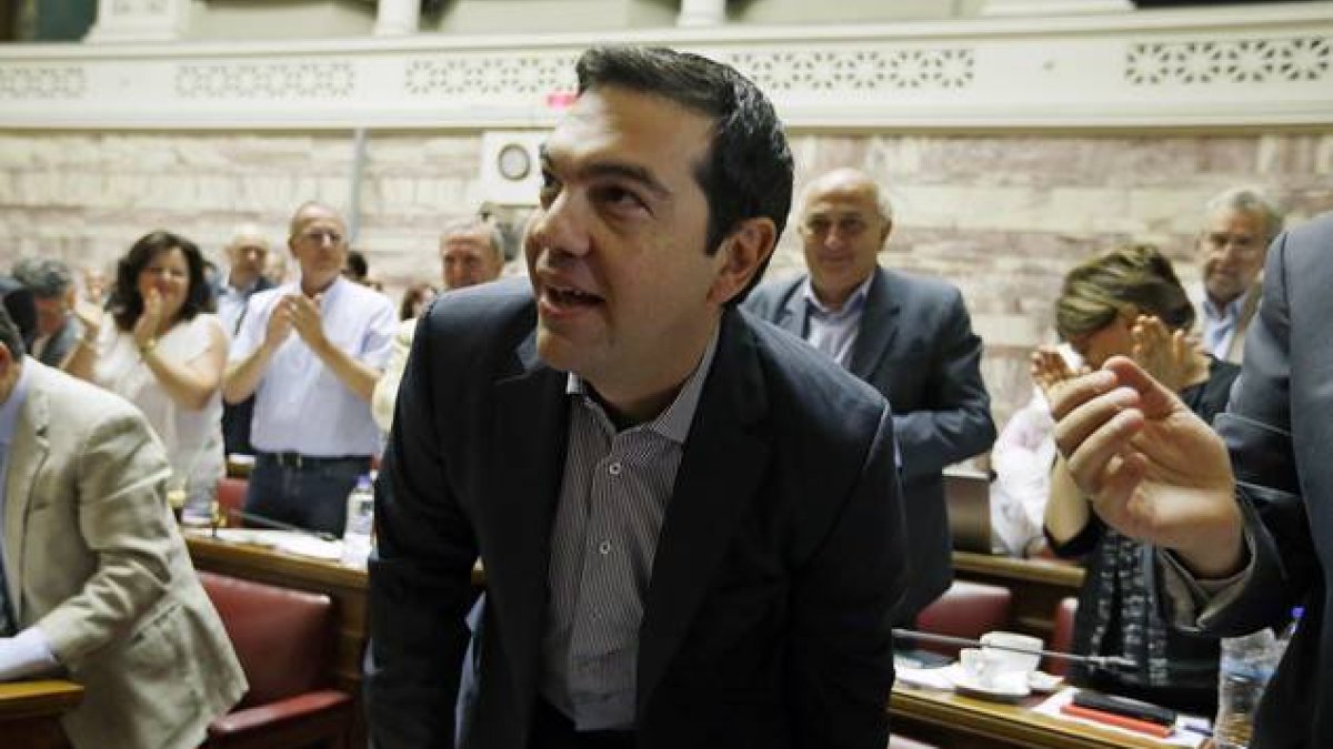 El primer ministro de Grecia, Alexis Tsipras, en el Parlamento heleno este viernes.-Foto: AP / THANASSIS STAVRAKIS
