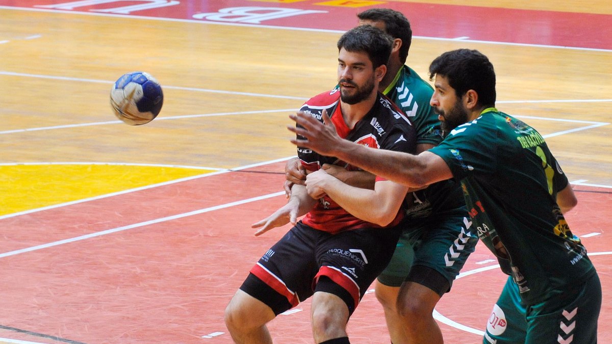 Torres busca el pase. TOMÁS ALONSO