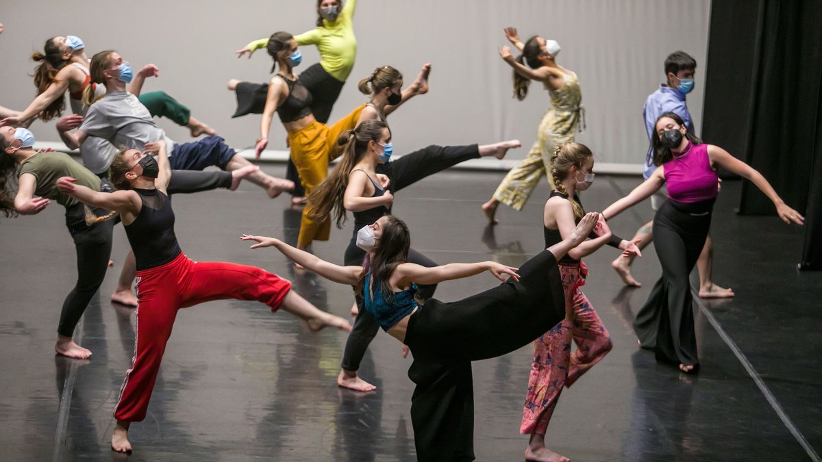 Preparación de uno de los espectáculos del Fórum interpretados por los alumnos de la Escuela Profesional de Danza de Burgos en el Fórum. TOMÁS ALONSO