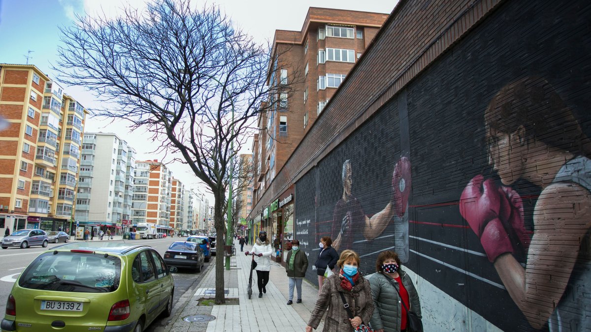 Varias personas caminan por una de las aceras de la calle Vitoria, en las cercanías de Juan XXIII. TOMÁS ALONSO