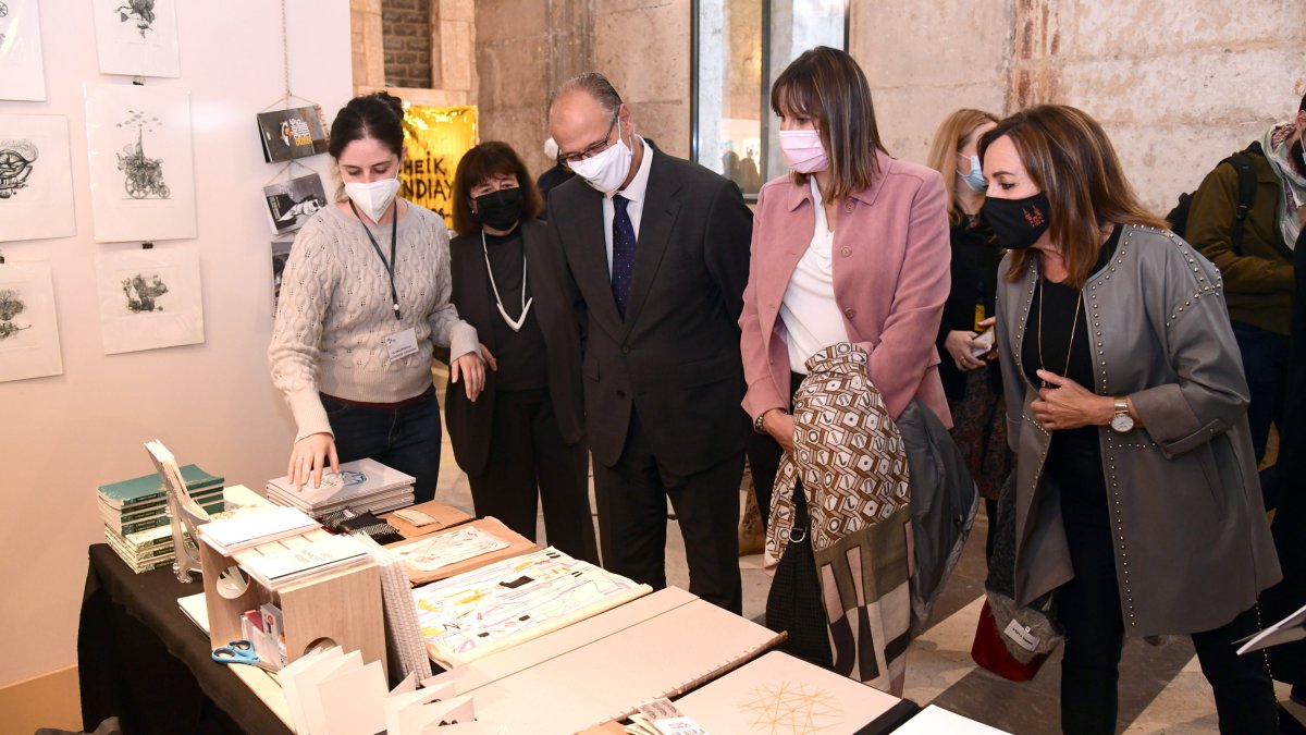 Inauguración de la sexta edición de 'Librarte, Feria del Libro de Artista de Castilla y León que se desarrollar? del 22 al 24 de octubre. Asisten el presidente de las Cortes, Luis Fuentes; la presidenta del IMC, Rosario Pérez, y la directora de Librarte, Elvira Rilova. ICAL