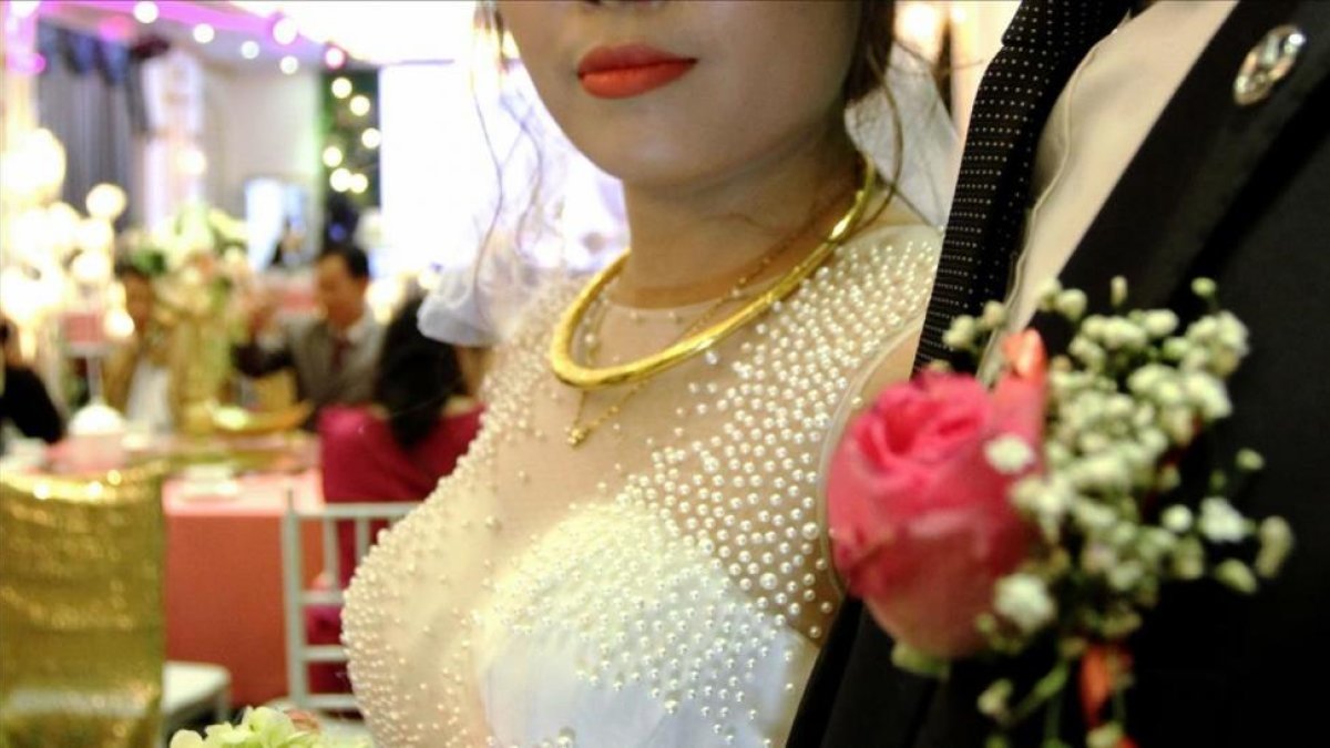 Huong y Quan son una pareja vietnamita que, en su boda, contrataron a figurantes que se hicieron pasar por la familia del novio, que desaprobaba la unión-NHAC NGUYEN (AFP)