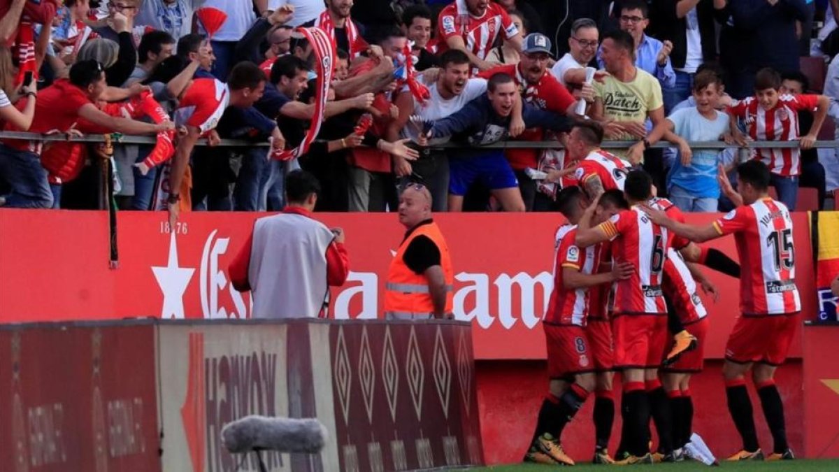 Los jugadores del Girona se abrazan tras marcar un gol al Madrid.-REUTERS / JUAN MEDINA