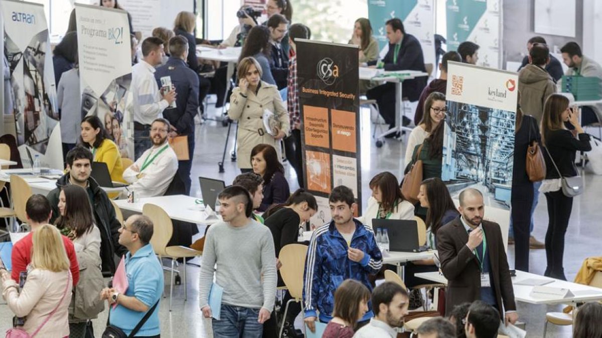 Alumnos de la Universidad de Burgos se interesaron por las ofertas de las empresas en el Foro de Empleo celebrado en el Fórum.
