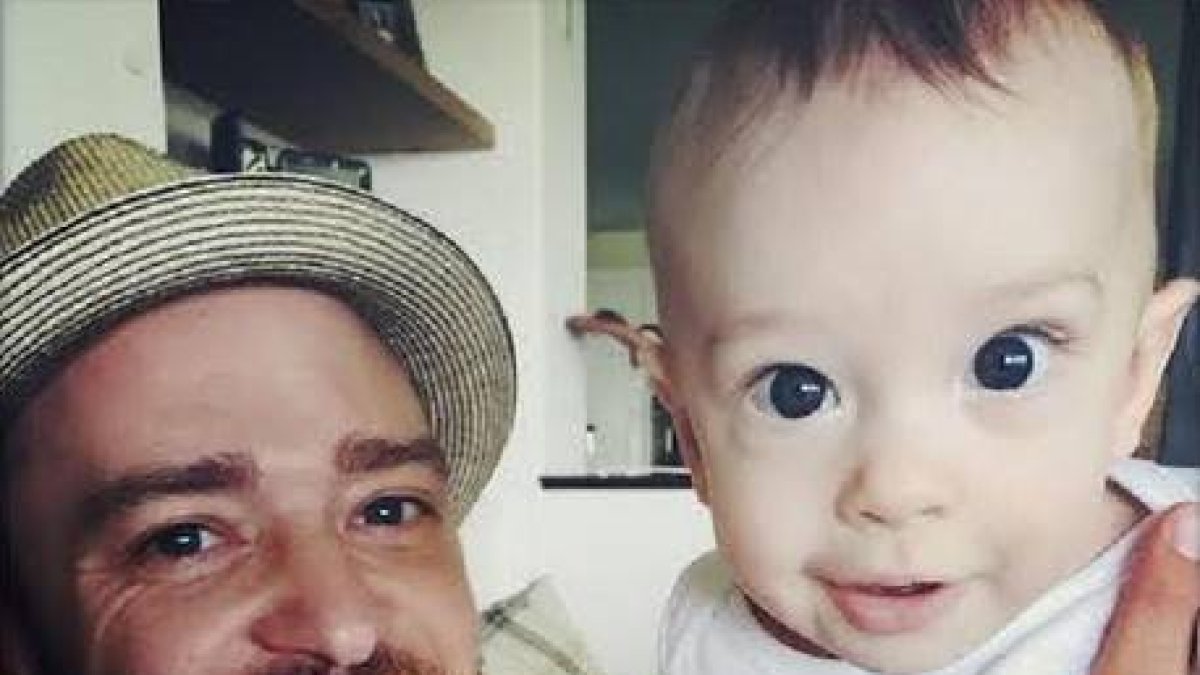 Justin Timberlake enseña a su hijo Silas.-Foto: REDES SOCIALES