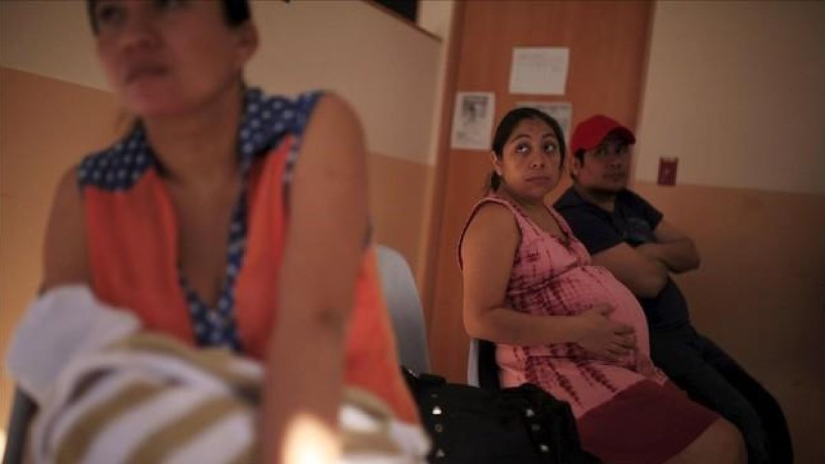 Una mujer embarazada espera para ser atendida en un hospital de San Salvador, capital de El Salvador, el 29 de enero.-REUTERS