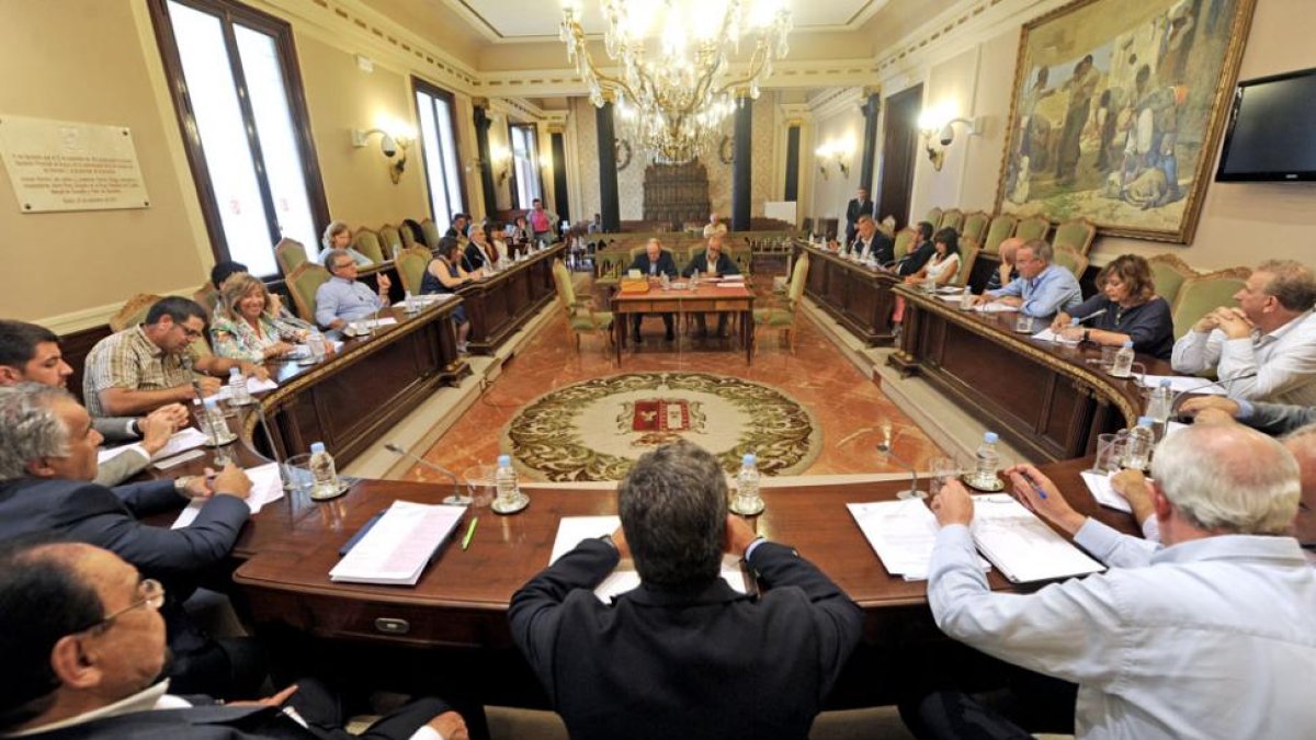 Un momento del Pleno de ayer, en el que la mayoría de los puntos fueron de trámite y aprobados por unanimidad.-I. L.M.