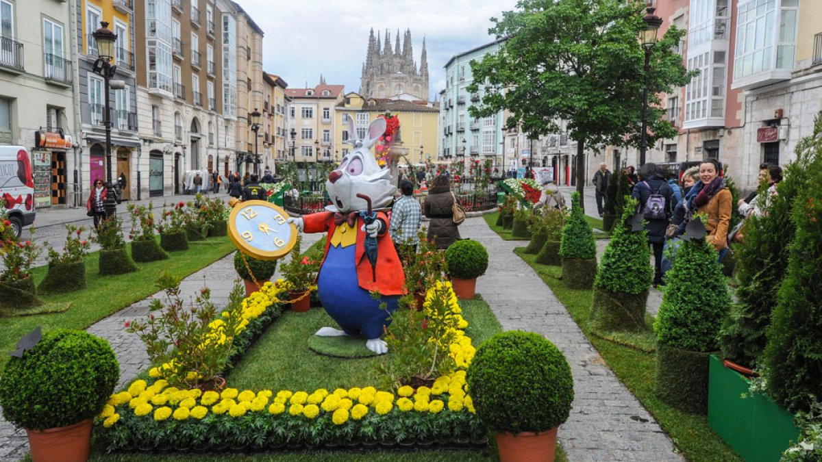 Creaciones artesanas con la flor como protagonista, en los encuentros de una edición de la Fiesta de las Flores. RAÚL G. OCHOA