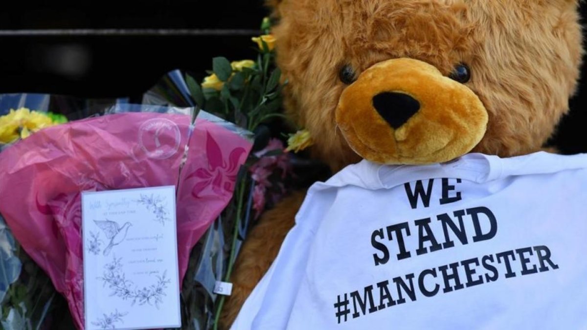 Recuerdos cerca del Manchester Arena.-AFP / BEN STANSALL