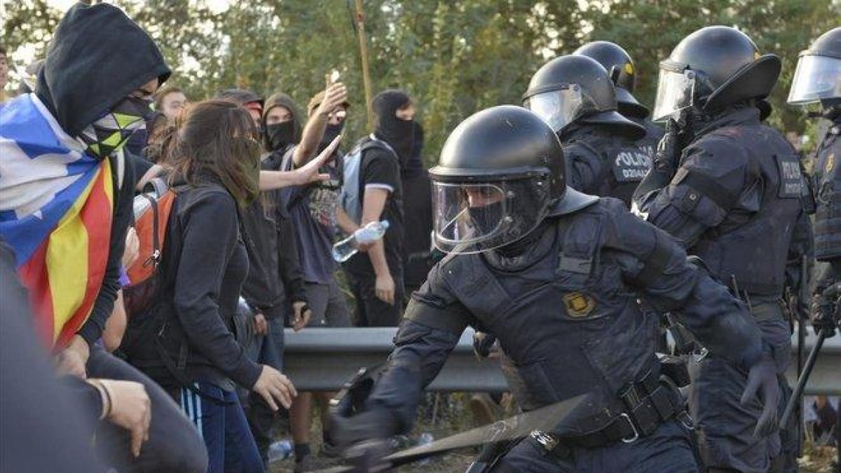 Los Mossos cargan contra unos manifestantes que cortaban la AP7, la semana pasada-GLÒRIA SÁNCHEZ ICONNA