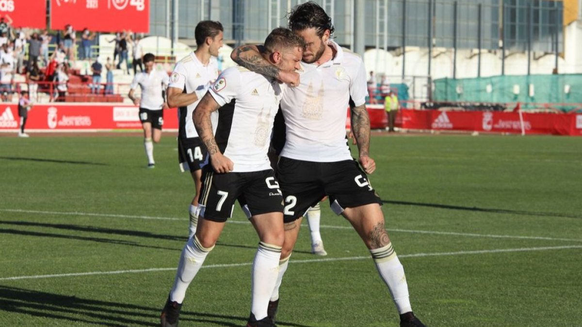 Miki Muñoz felicita a Juanma tras marcar el tanto de la victoria frente al Calahorra. BURGOS CF