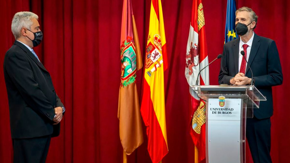 El director de la Escuela Superior Politécnica, Miguel Ángel Mariscal, junto al rector de la UBU, Manuel Pérez Mateos. SANTI OTERO
