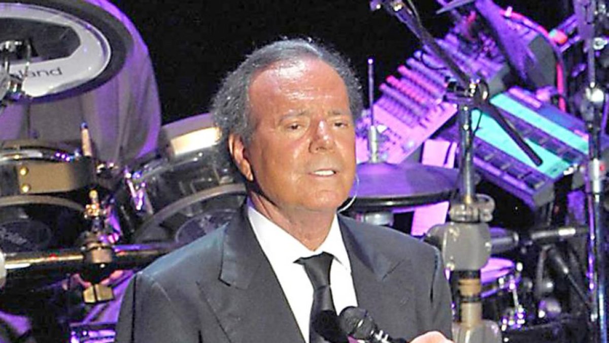 Julio Iglesias tomará el relevo de otras leyendas como el Dúo Dinámico o Raphael.-El Mundo