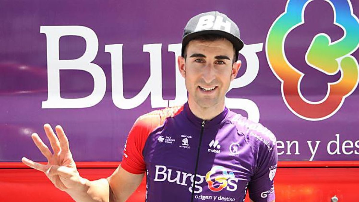 Diego Rubio representa con la mano el cuarto puesto logrado en Murcia.-BURGOS BH