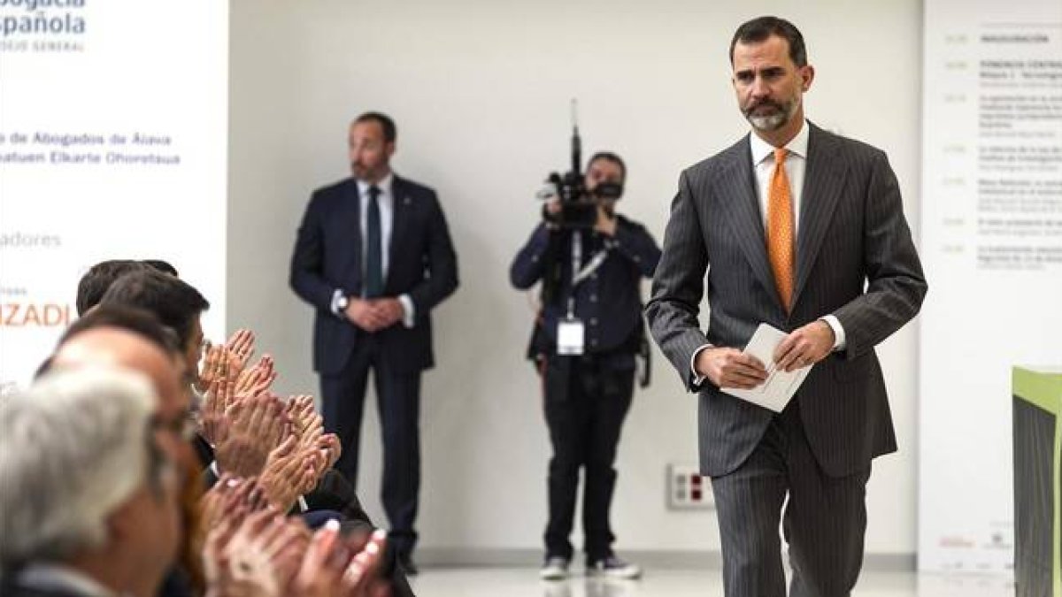 El rey Felipe VI, tras su intervención en la inauguración del XI Congreso Nacional de la Abogacía, en Vitoria, este miércoles, 6 de mayo.-Foto: EFE / DAVID AGUILAR