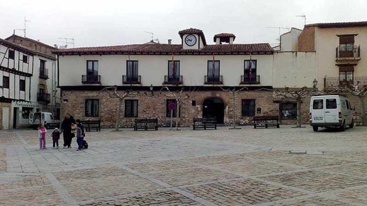 La plaza Mayor y el Ayuntamiento protagonizan dos de los proyectos que ya están sobre la mesa municipal.-ECB