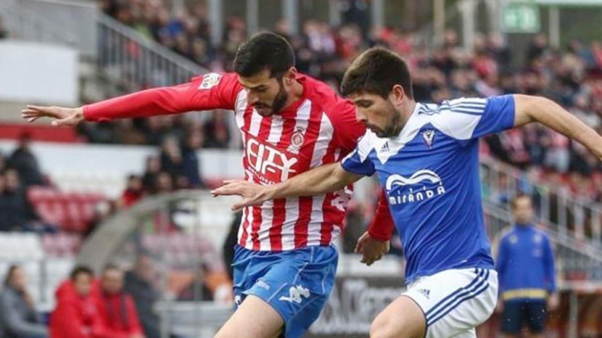 Gorka Kijera pugna por arrebatar el esférico a un jugador del Girona en el choque de ayer en Montilivi.-LaLiga.com