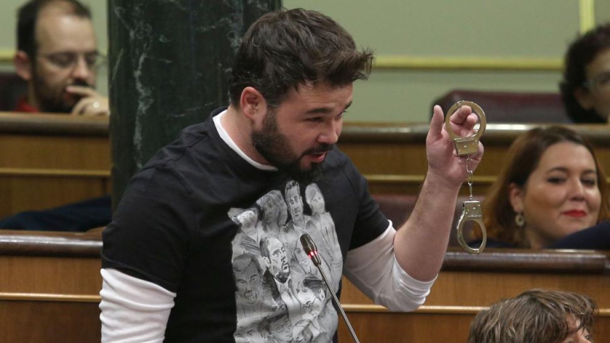 Gabriel Rufián le muestra unas esposas al presidente del Gobierno.-/ PERIODICO