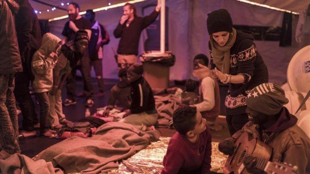 Fotografía del pasado 24 de diciembre del Sea-Watch 3 con parte de los inmigrantes.-AP / CHRIS GRODOTZKI