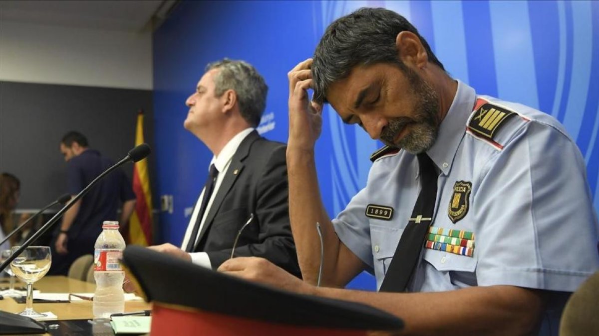 El conseller de Interior, Joaquim Forn, y el major de los Mossos, Josep Lluís Trapero, en la rueda de prensa de este jueves.-LLUIS GENE (AFP)