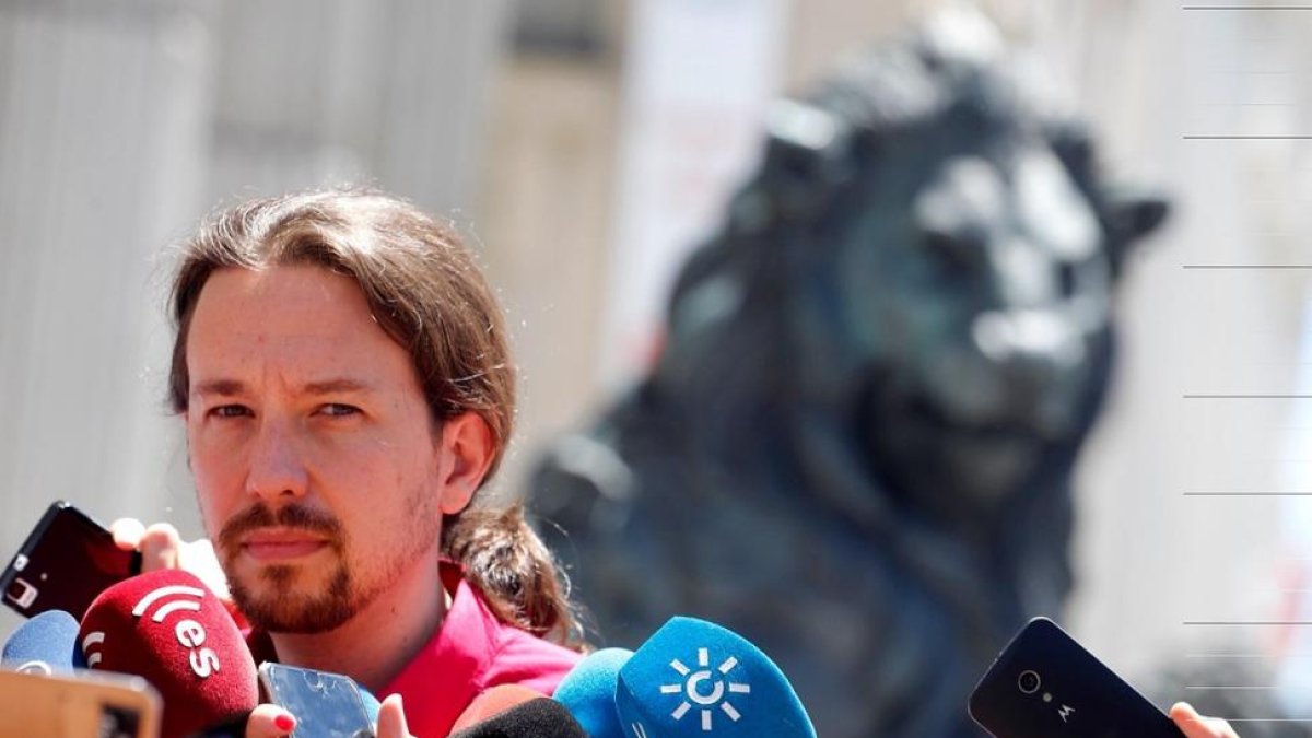 Pablo Iglesias, este lunes, frente al Congreso.-JUAN MANUEL PRATS