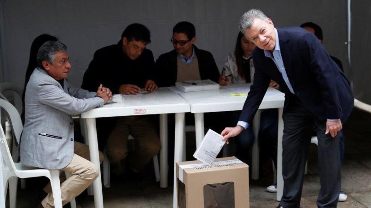 El presidente colombiano, Juan Manuel Santos, en el momento de depositar su voto en Bogotá.-REUTERS / CARLOS GARCIA RAWLINS