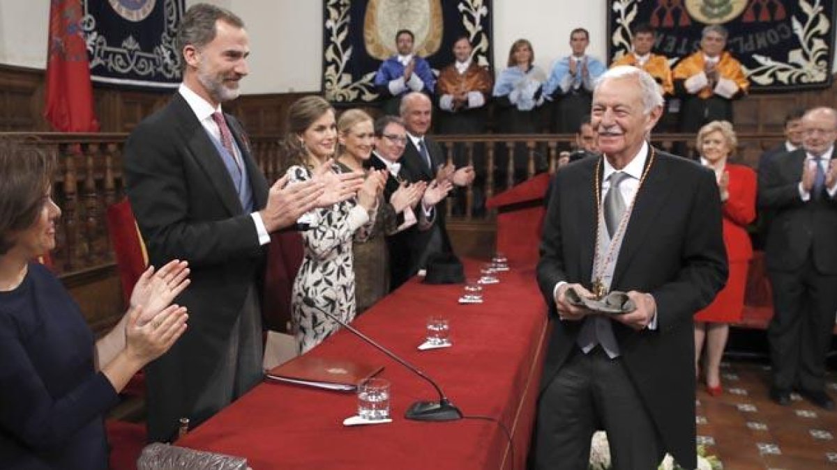 El escritor Eduardo Mendoza recibió hoy el Premio Cervantes de manos del rey Felipe.-EFE