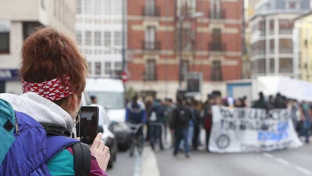 Una peregrina fotografía la manifestación de estudiantes.-RAÚL G. OCHOA