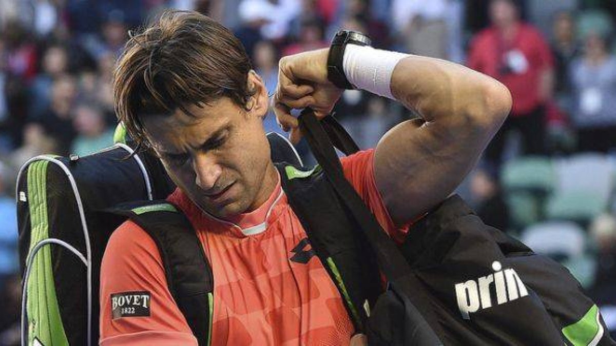 David Ferrer abandona la pista tras caer derrotado ante el japonés Kei Nishikori en la cuarta ronda del Abierto de Australia, en Melbourne.-Foto: EFE / JULIAN SMITH