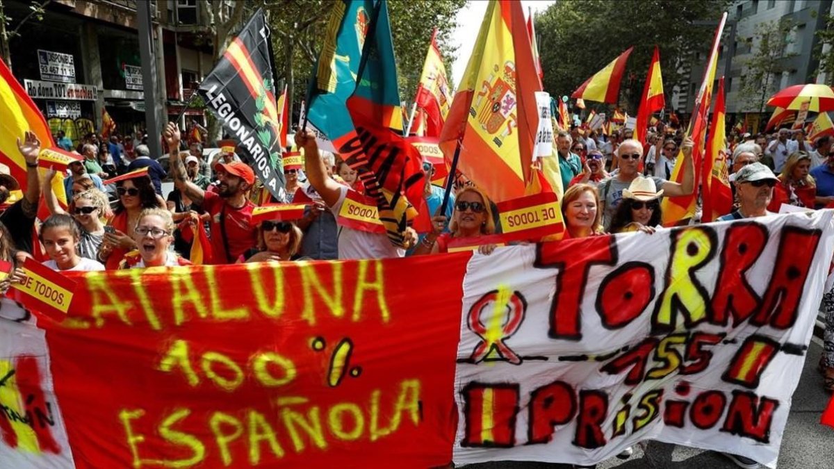 Manifestación en defensa por la unidad de España celebrada en el Paral·lel de Barcelona.-EFE