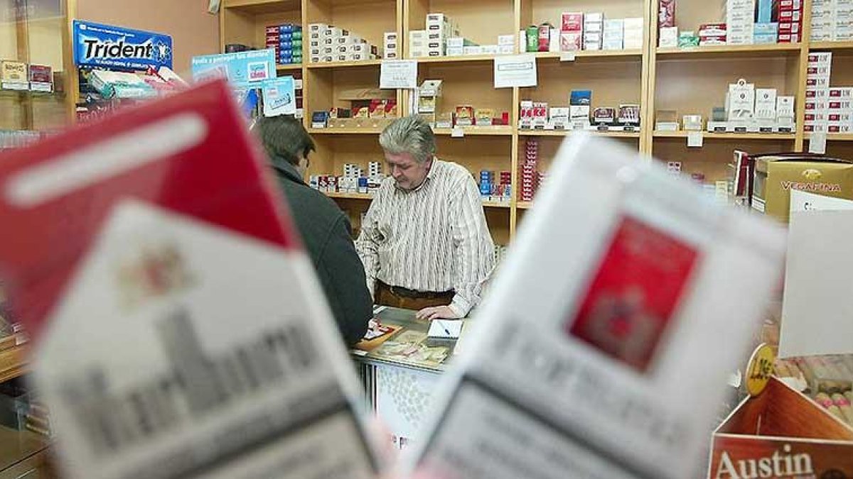 Una persona compra tabaco en un estanco.-ISRAEL L. MURILLO
