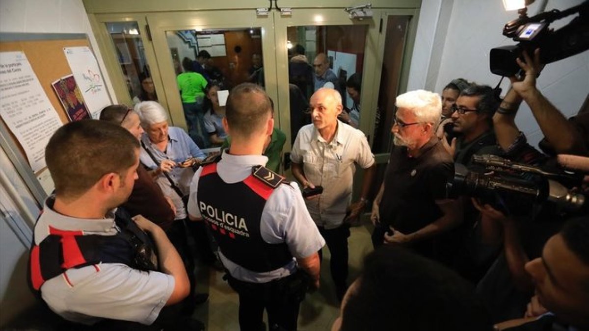 Agentes de los Mossos, el 29 de septiembre del 2017, en un colegio electoral de Barcelona.-FERRAN NADEU