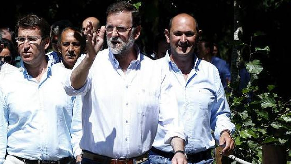 El jefe del PP provincial de Pontevedra Rafael Louzán (derecha), junto a Rajoy y Feijóo, en agosto del 2013.-EFE / JAVIER LIZÓN