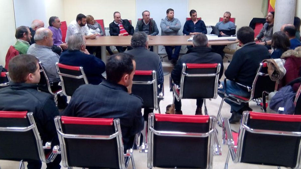 Un momento de la reunión de este miércoles en la que se comenzaron a perfilar los grupos de trabajo .-ECB