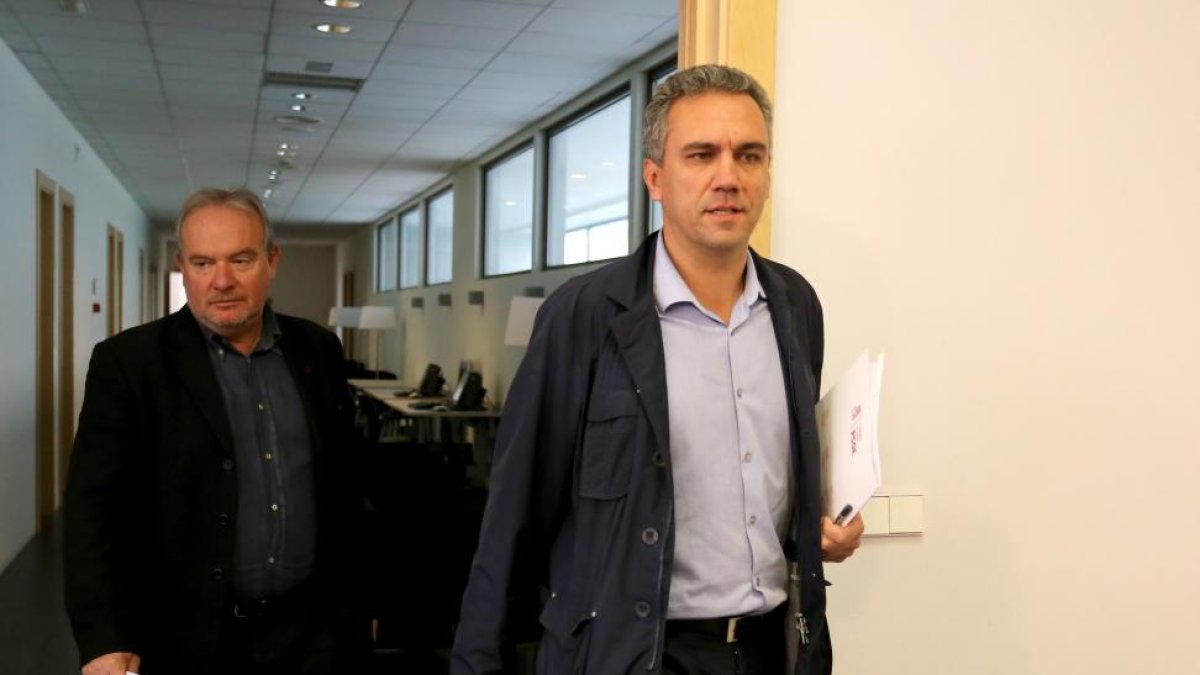 El portavoz del Grupo Parlamentario Socialista en la Comisión de Investigación de la Trama Eólica, Javier Izquierdo, y el portavoz de Hacienda de la formación, José Francisco Martín, analizan la actualidad respecto a la trama eólica-ICAL