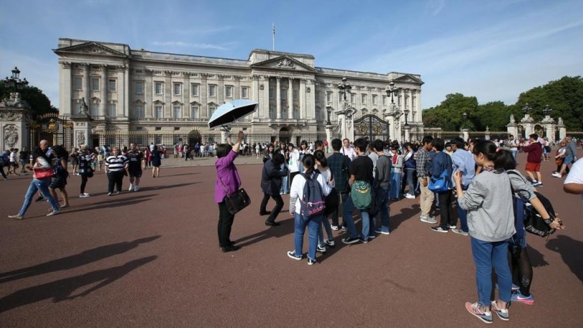 Un grupo de turistas, frente al palacio de Buckingham, el sábado 26 de agosto-REUTERS / PAUL HACKETT