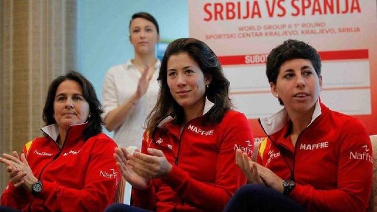 Conchita Martínez, Garbiñe Muguruza y Carla Suárez, en la rueda de prensa del equipo español en Kraljevo.-FEDCUP / SRDJAN STEVANOVIC