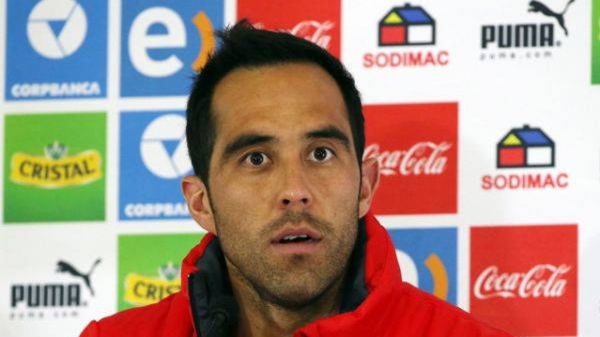 El portero del Barça y de la selección de Chile, Claudio Bravo, en rueda de prensa.-Foto: EFE / MARIO RUIZ