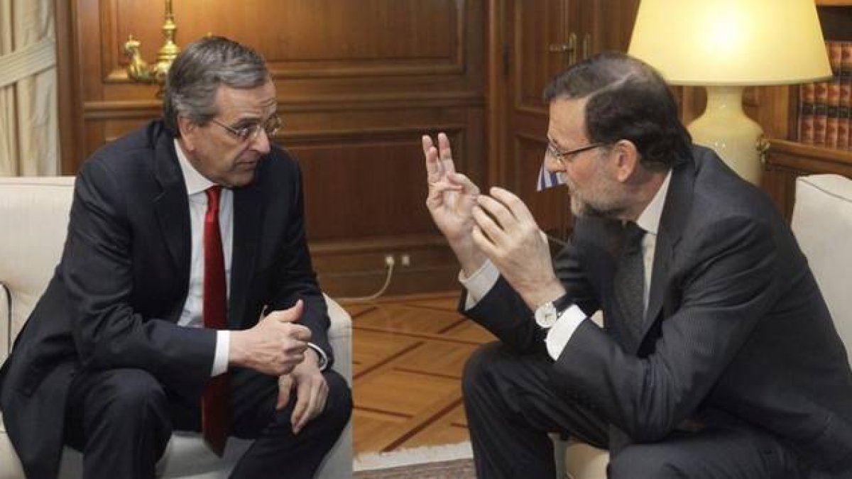 El presidente del Gobierno, Mariano Rajoy, conversa con su homólogo griego, Andonis Samarás, este miércoles en Atenas.-Foto: EFE / ORESTIS PANAGIOTOU