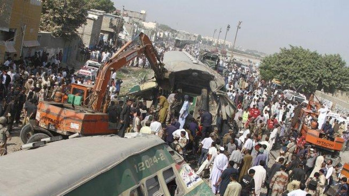 El tren con destino a Dacca golpeó al Udayan Express, con destino a Chittagong, en la parte trasera, dañando cuatro o cinco vagones.-EFE