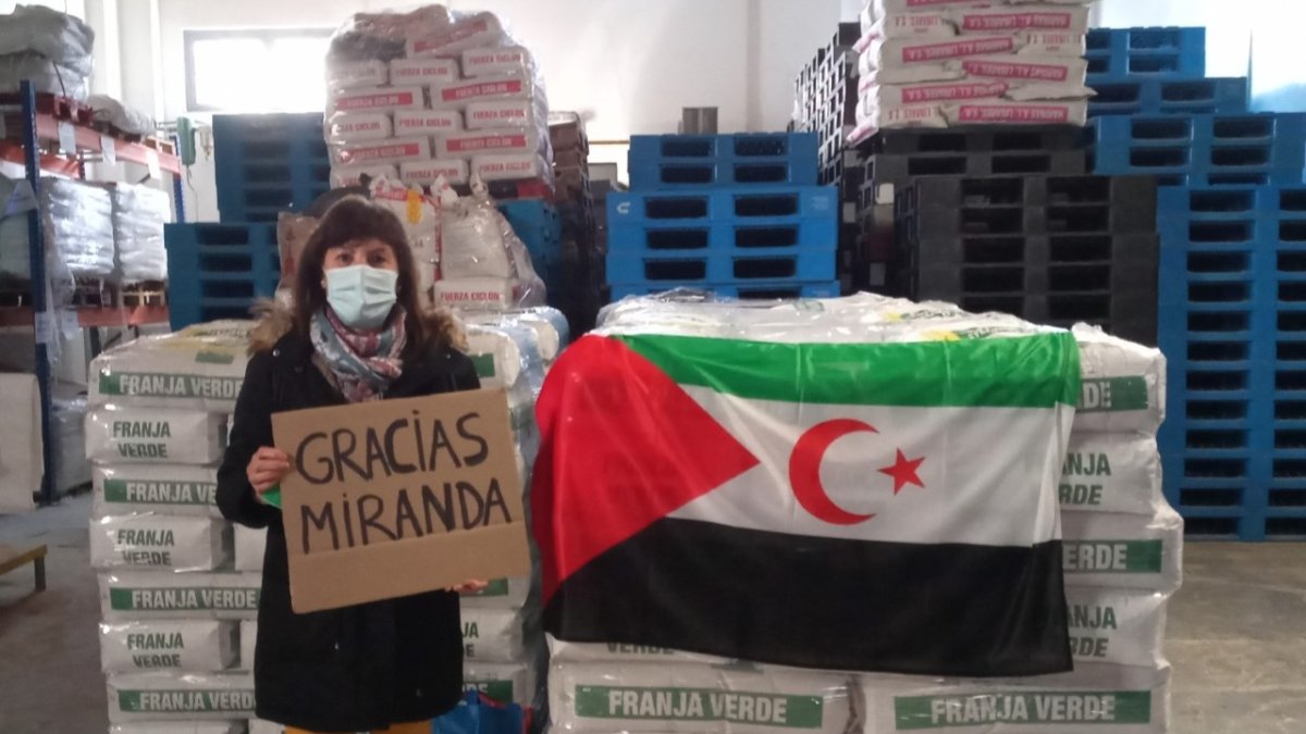 Marian Rocandio junto a uno de los palés de la ayuda humanitaria mirandesa. ECB