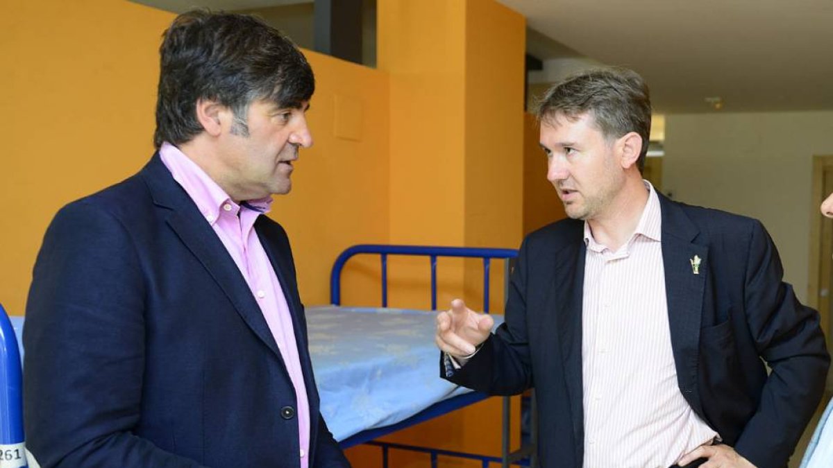 El concejal Fernando Gómez y el alcalde Javier Lacalle en una visita al albergue de peregrinos.-BORJA BENITO