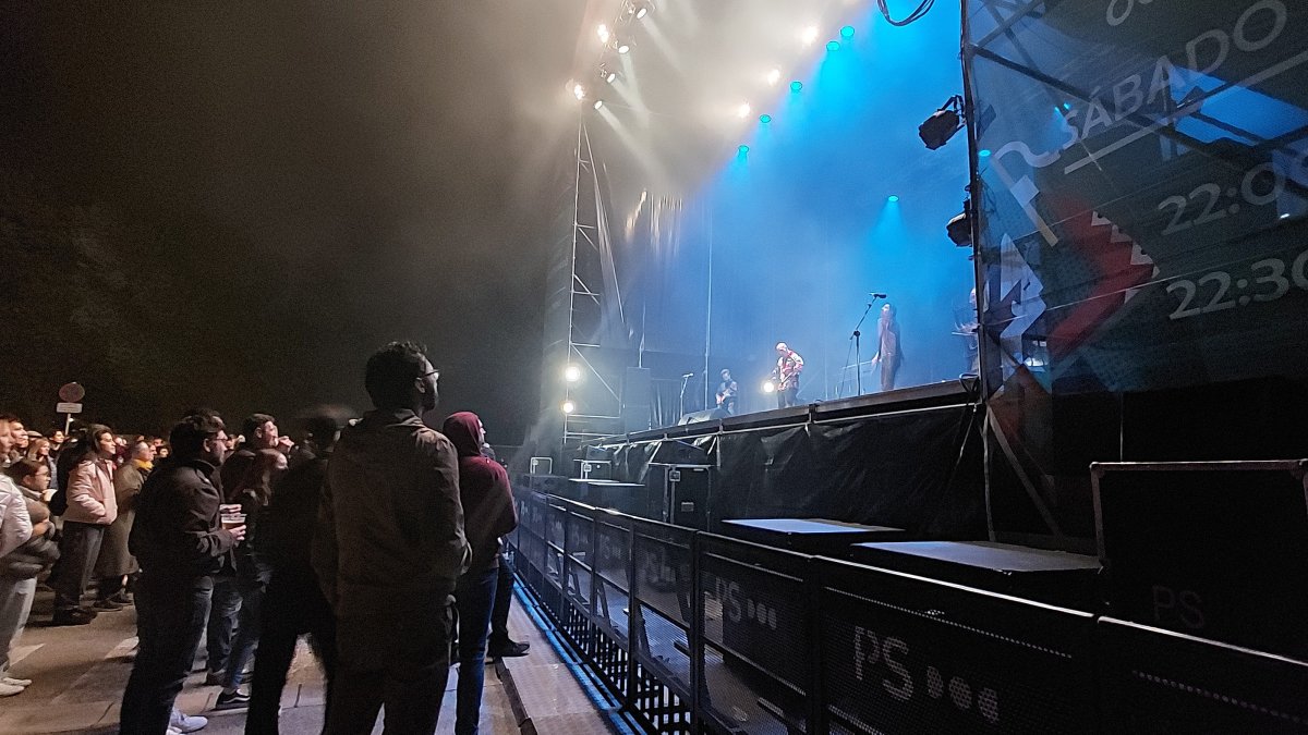 El público asistió bien abrigado al concierto de Cronometrobudú en la plaza de Santa Teresa a 7ºC de temperatura. L. G. L.